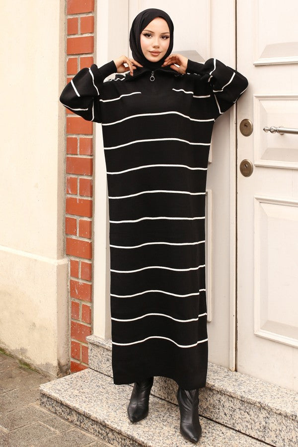 Strickkleid gestreift mit Halbreißverschluss / Schwarz