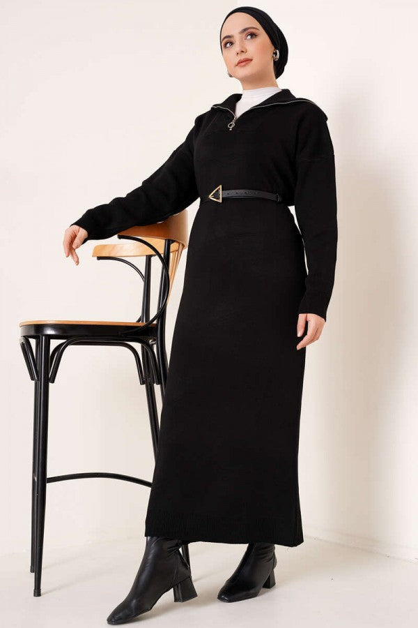 Strickkleid mit Halbreißverschluss / Schwarz