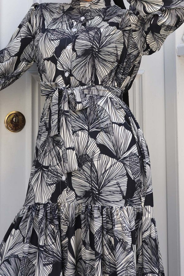 Kleid mit Muster, Volantrock, Gürtel / Schwarz
