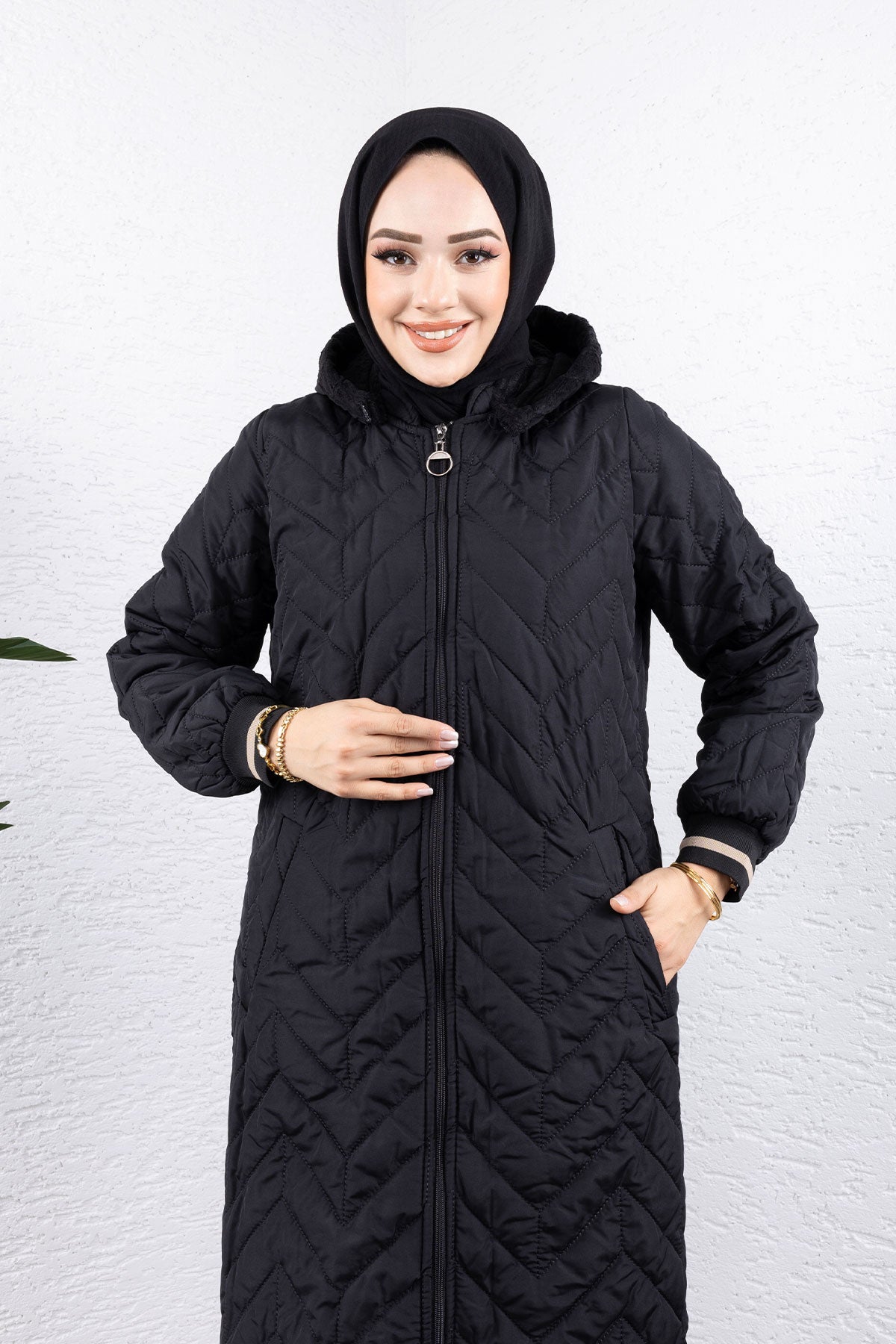 Jacke i. v. Länge Ärmelende gerippt mit Kapuze / Schwarz