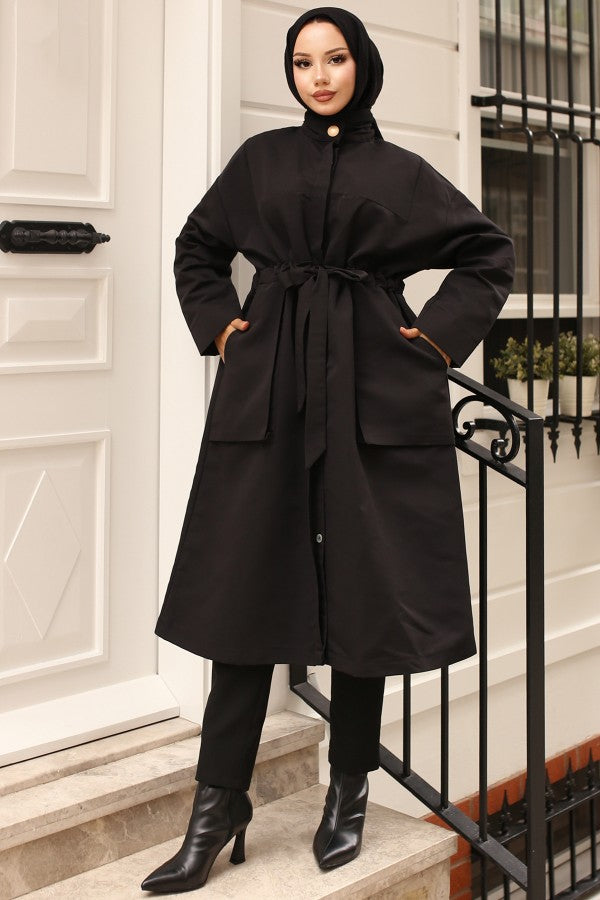 Trenchcoat mit Gummischleife und Knöpfen / Schwarz