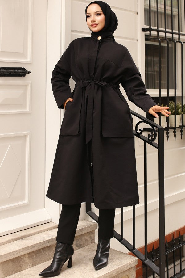 Trenchcoat mit Gummischleife und Knöpfen / Schwarz