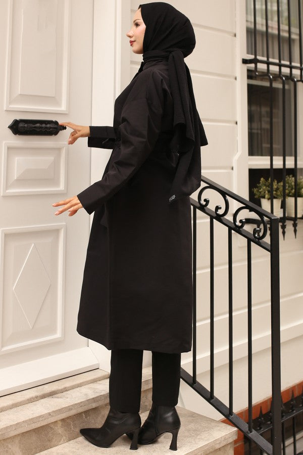 Trenchcoat mit Gummischleife und Knöpfen / Schwarz