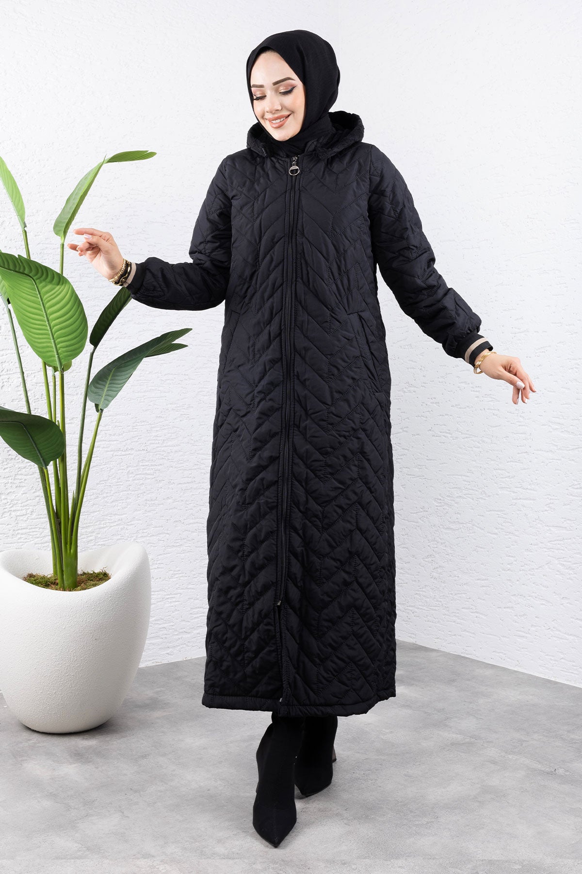 Jacke i. v. Länge Ärmelende gerippt mit Kapuze / Schwarz
