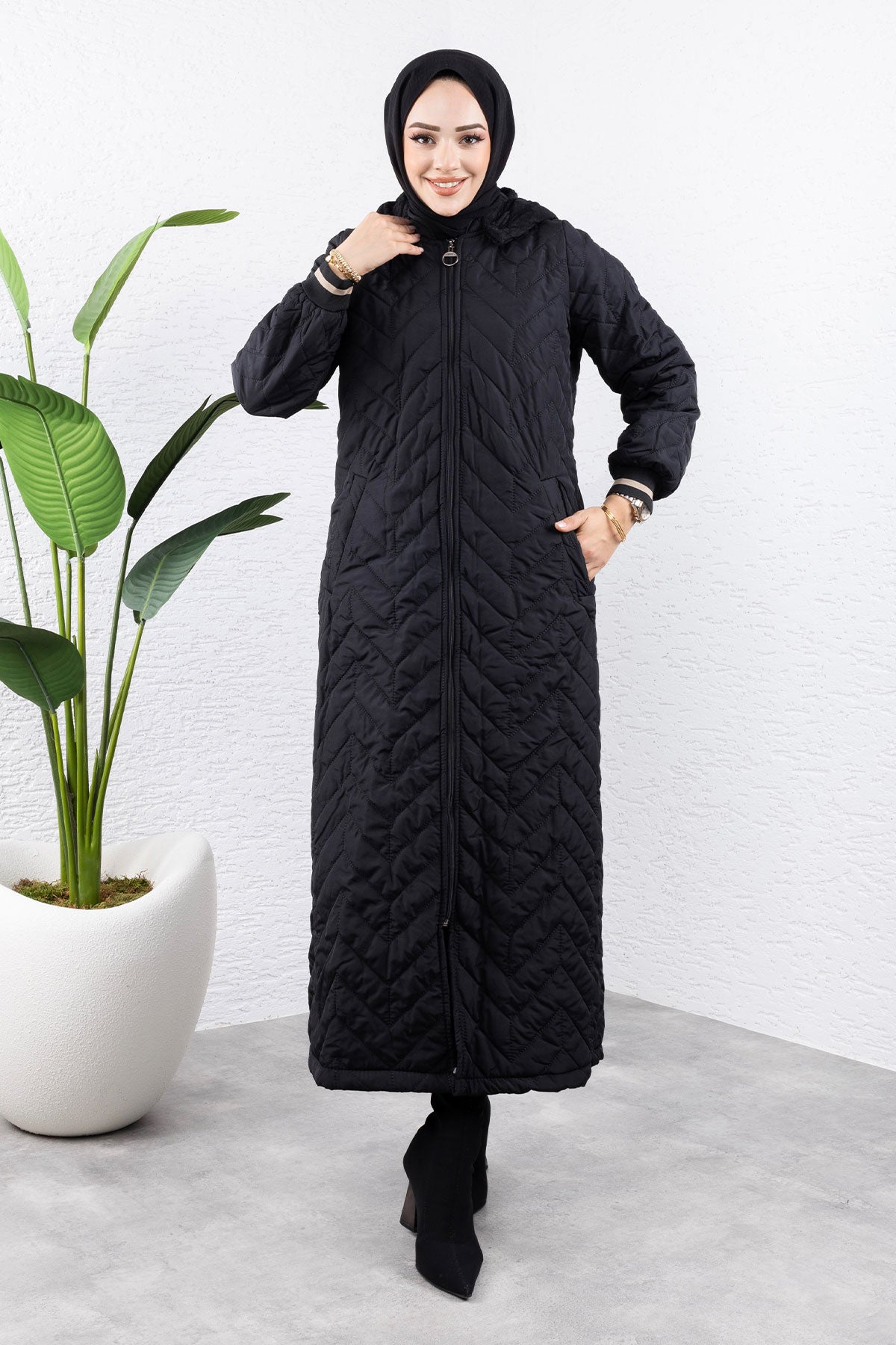 Jacke i. v. Länge Ärmelende gerippt mit Kapuze / Schwarz