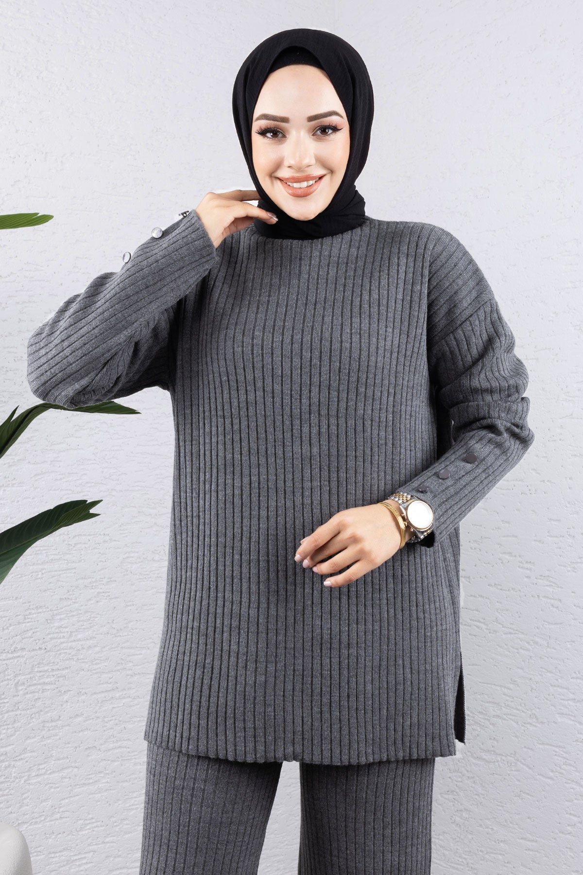 Strickanzug mit Knopfdetail am Ärmeln / Anthrazit