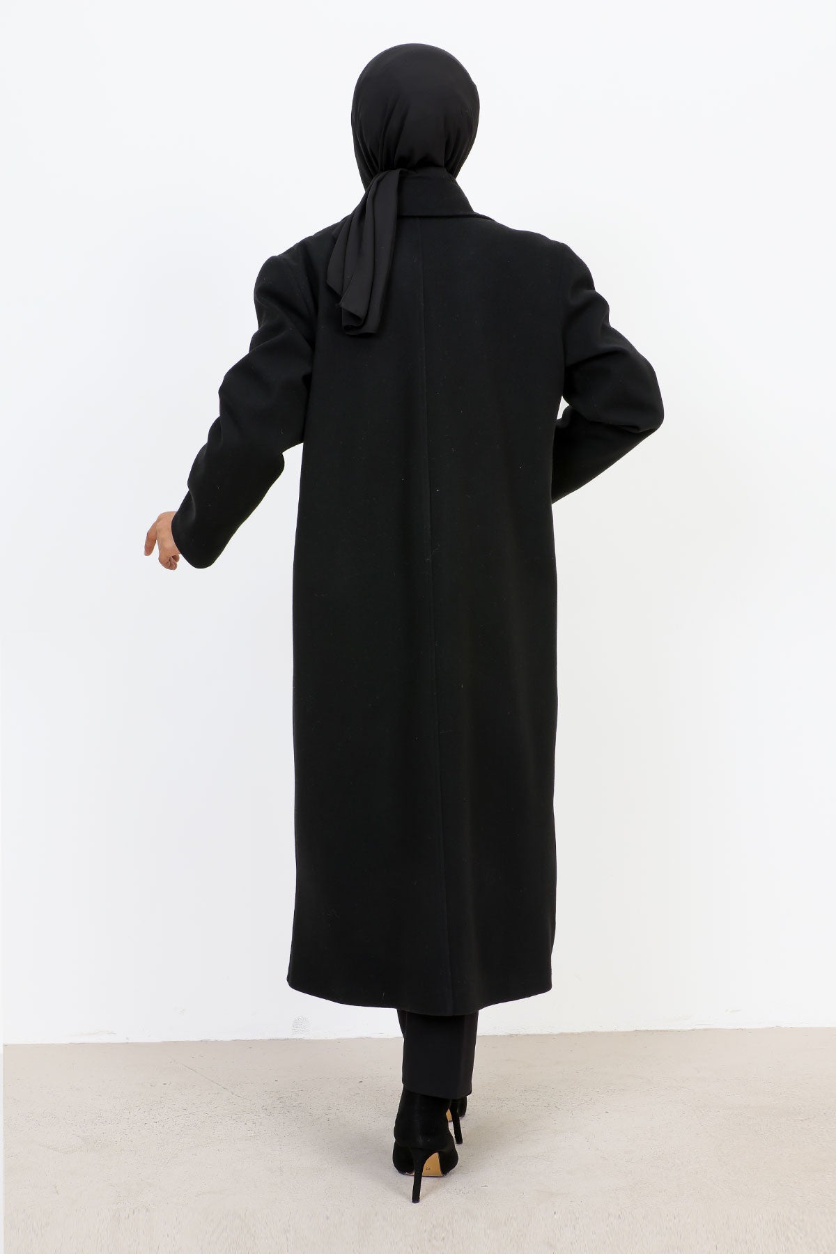 Kaschmirmantel mit Abdecktaschen / Schwarz