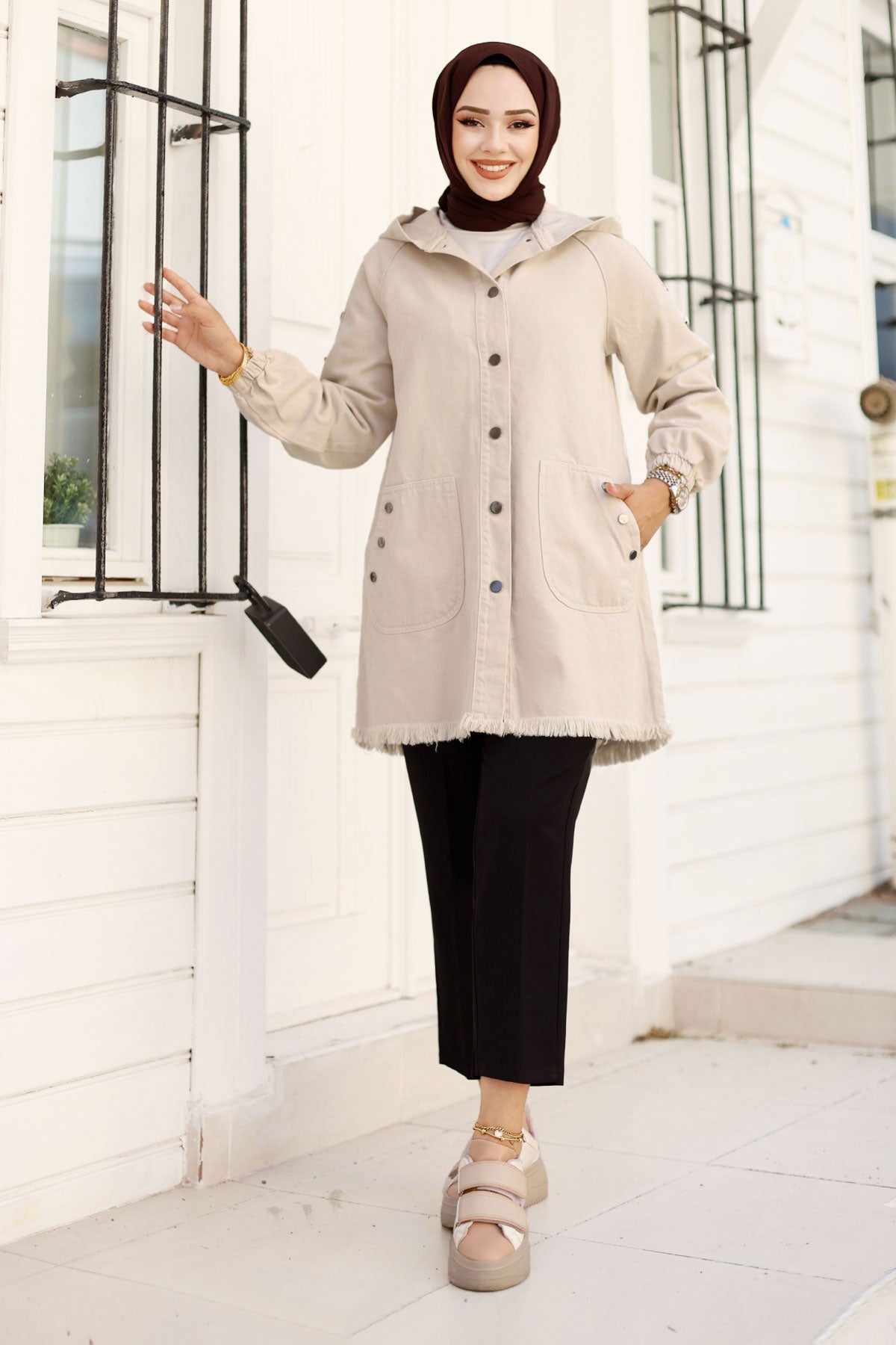 Jeansjacke kurz mit Knöpfe und Kapuze / Beige