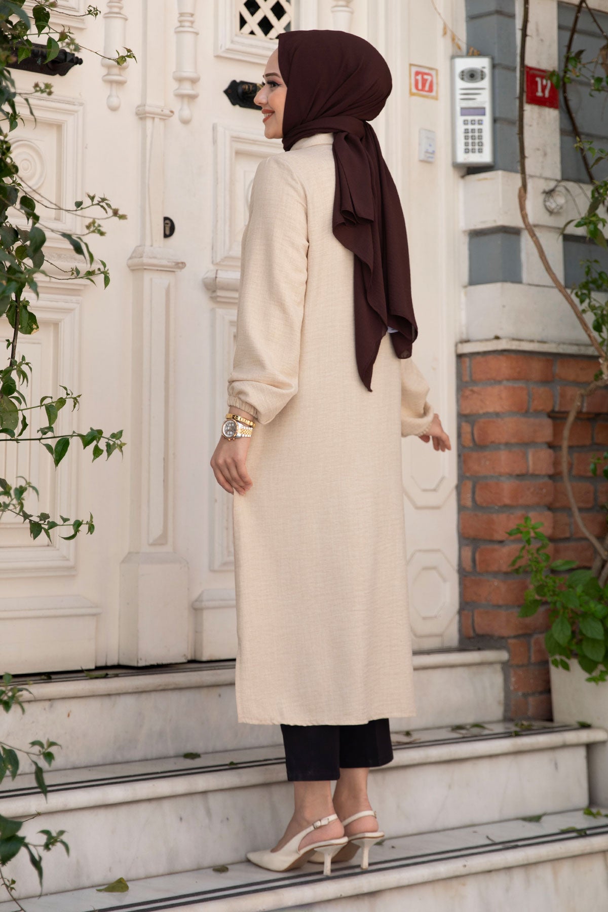 Leinentunika geknöpft mit Rüschendetail / Beige