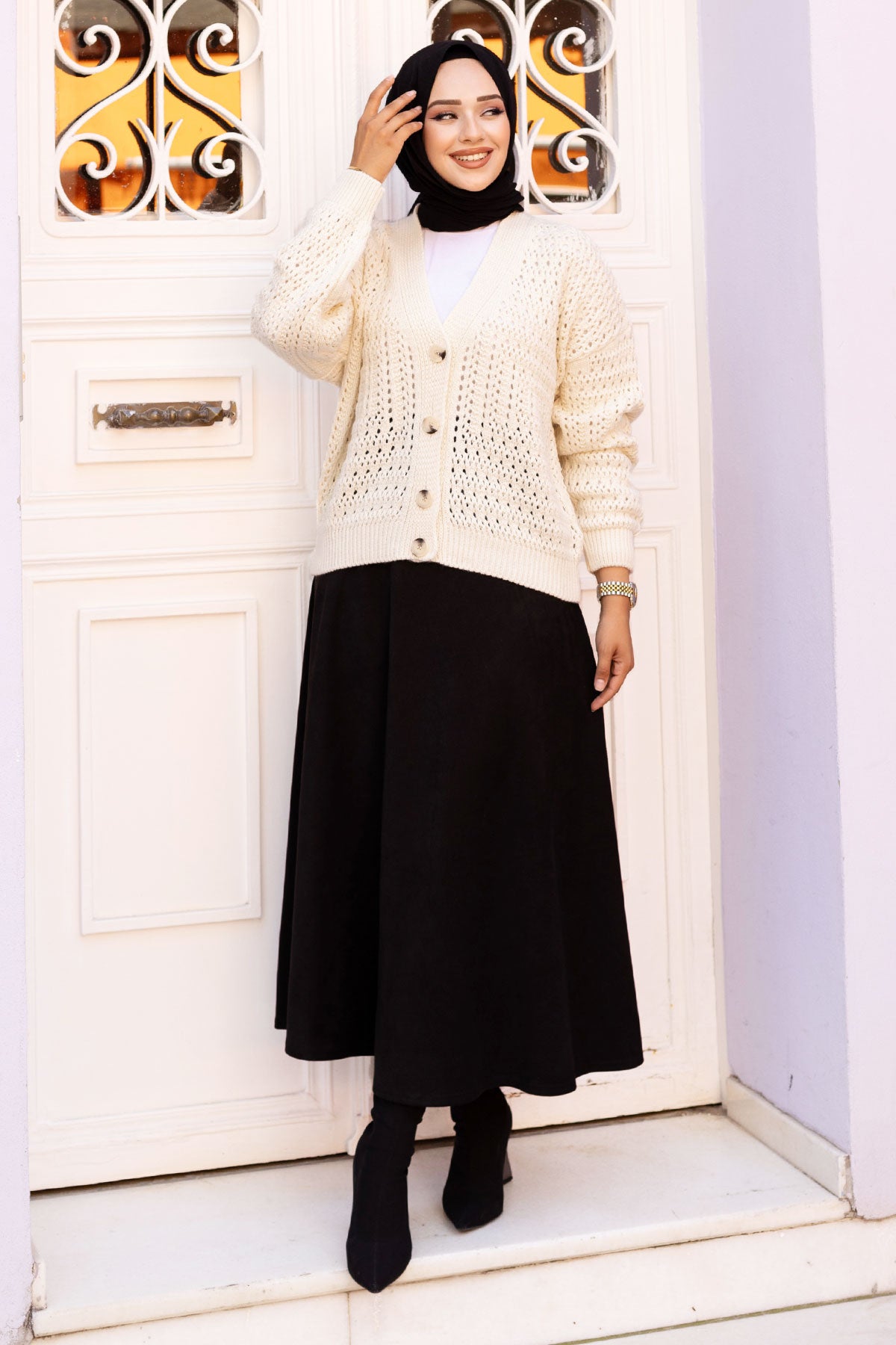 perforierte Strickjacke mit Knöpfen / Beige