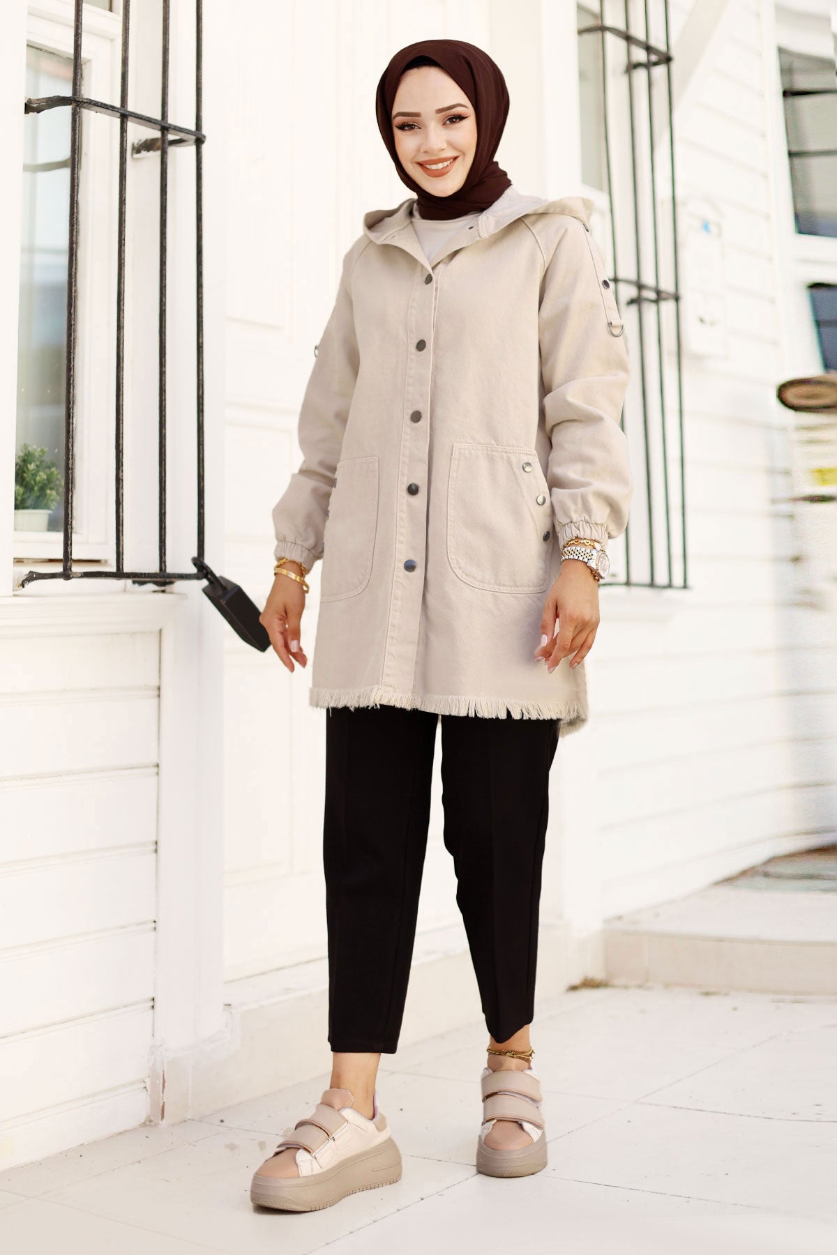 Jeansjacke kurz mit Knöpfe und Kapuze / Beige