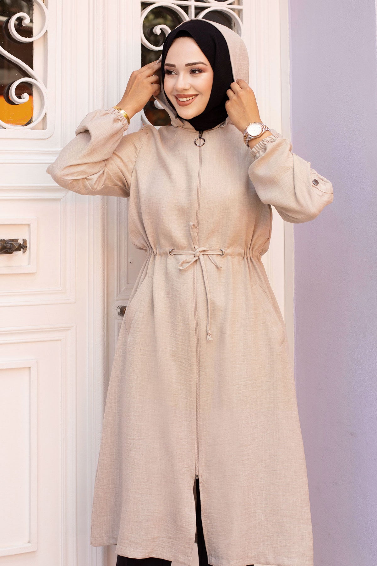 Oberteil mit Kordelzug und Kapuze / Beige
