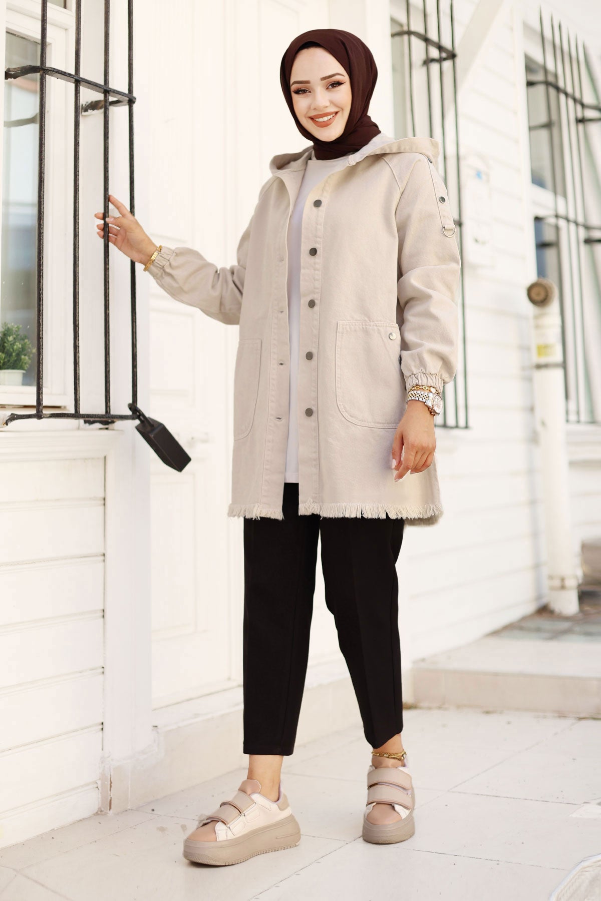 Jeansjacke kurz mit Knöpfe und Kapuze / Beige