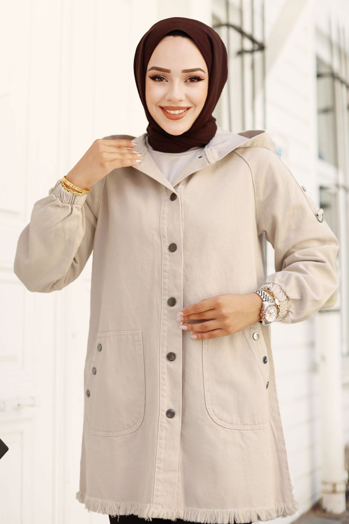 Jeansjacke kurz mit Knöpfe und Kapuze / Beige