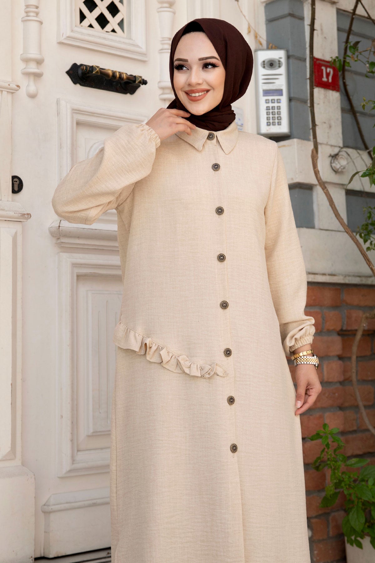 Leinentunika geknöpft mit Rüschendetail / Beige