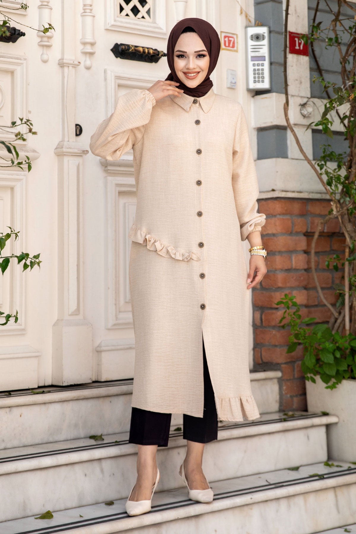 Leinentunika geknöpft mit Rüschendetail / Beige
