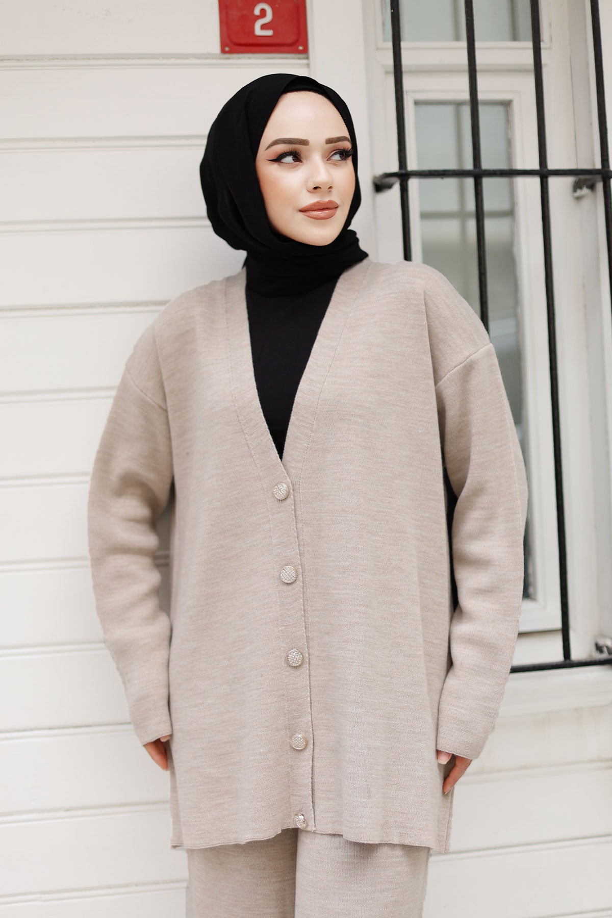 Strick-Cardigan-Anzug mit Steinknöpfen / Beige