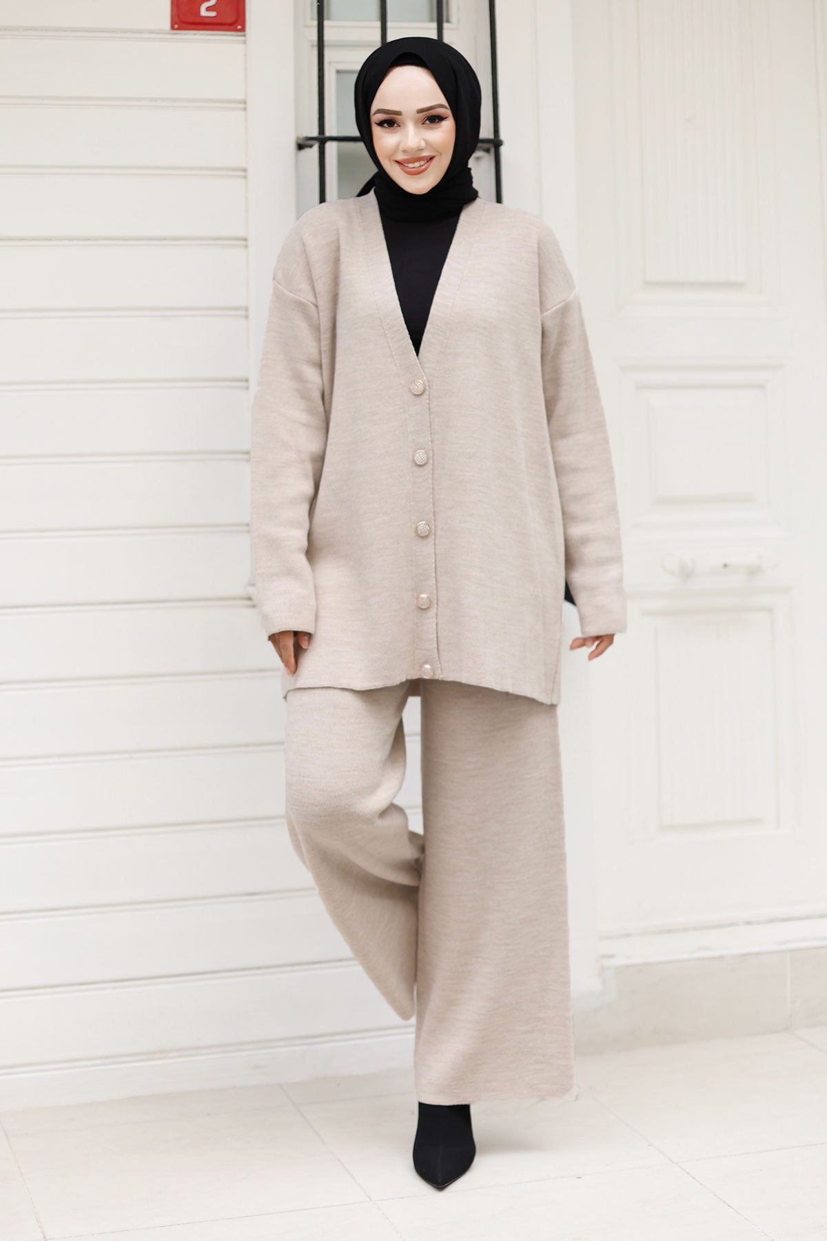 Strick-Cardigan-Anzug mit Steinknöpfen / Beige