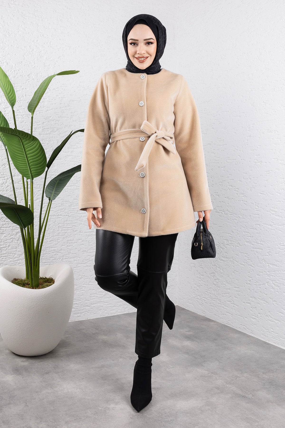 Flauschige Jacke mit Knöpfen / Beige