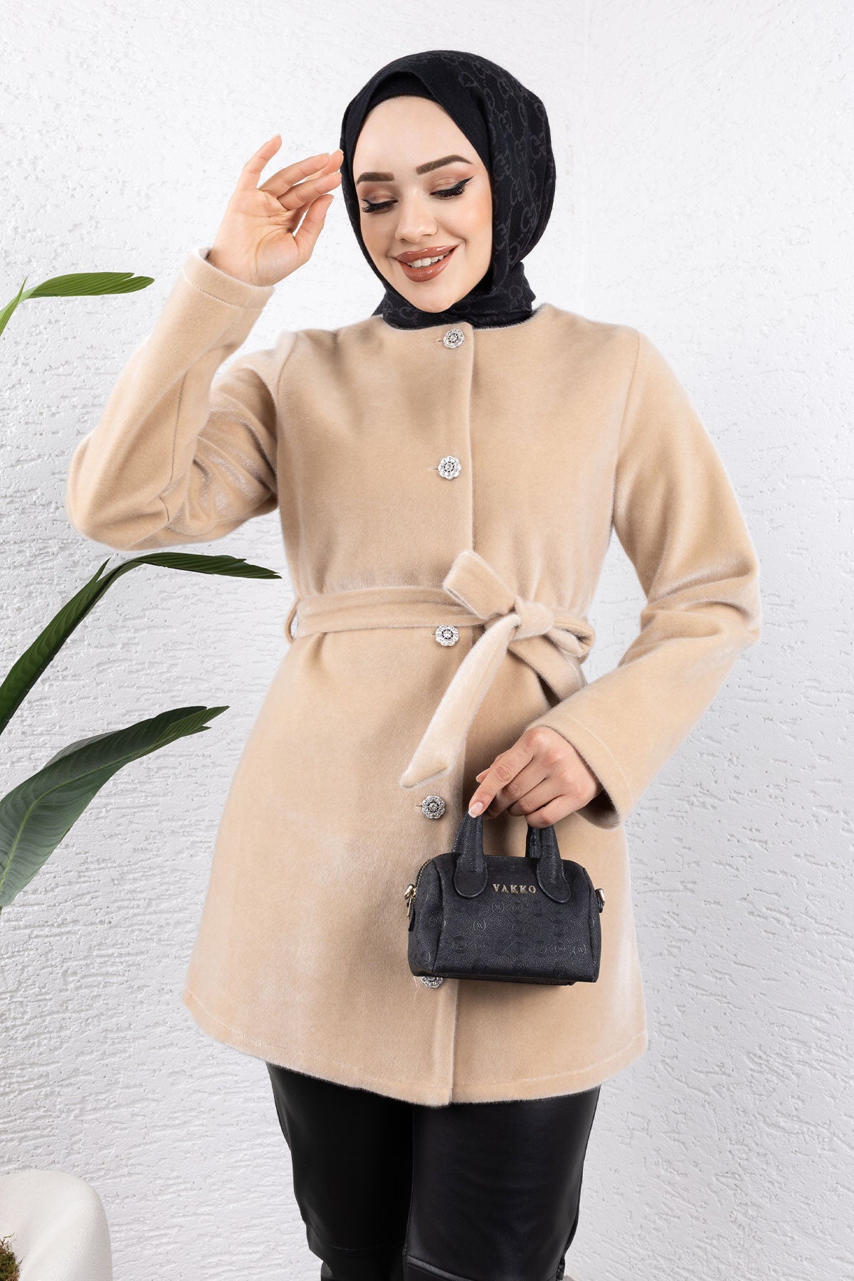Flauschige Jacke mit Knöpfen / Beige