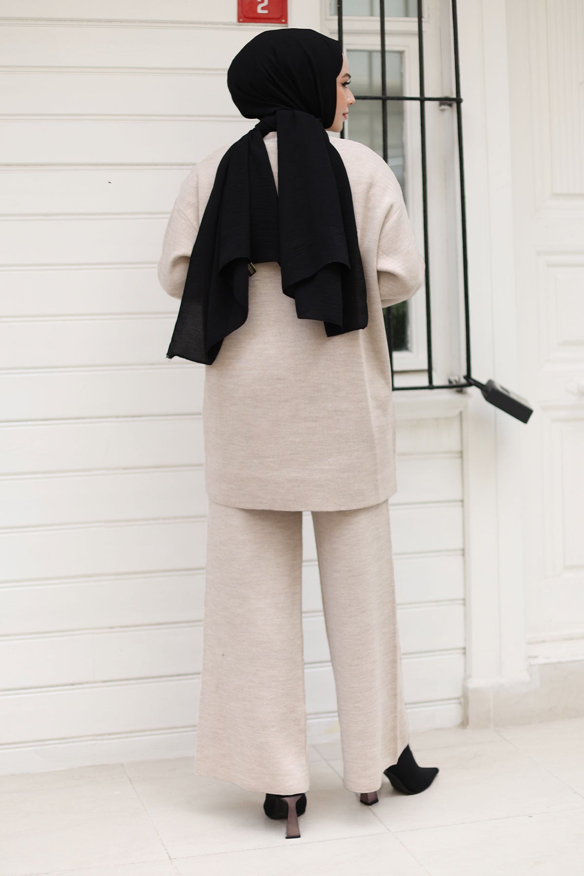 Strick-Cardigan-Anzug mit Steinknöpfen / Beige