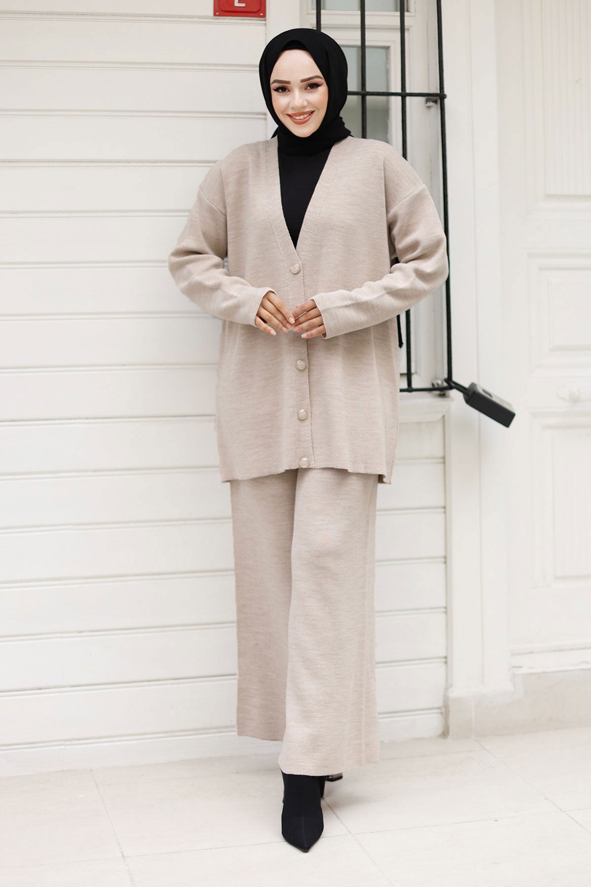 Strick-Cardigan-Anzug mit Steinknöpfen / Beige