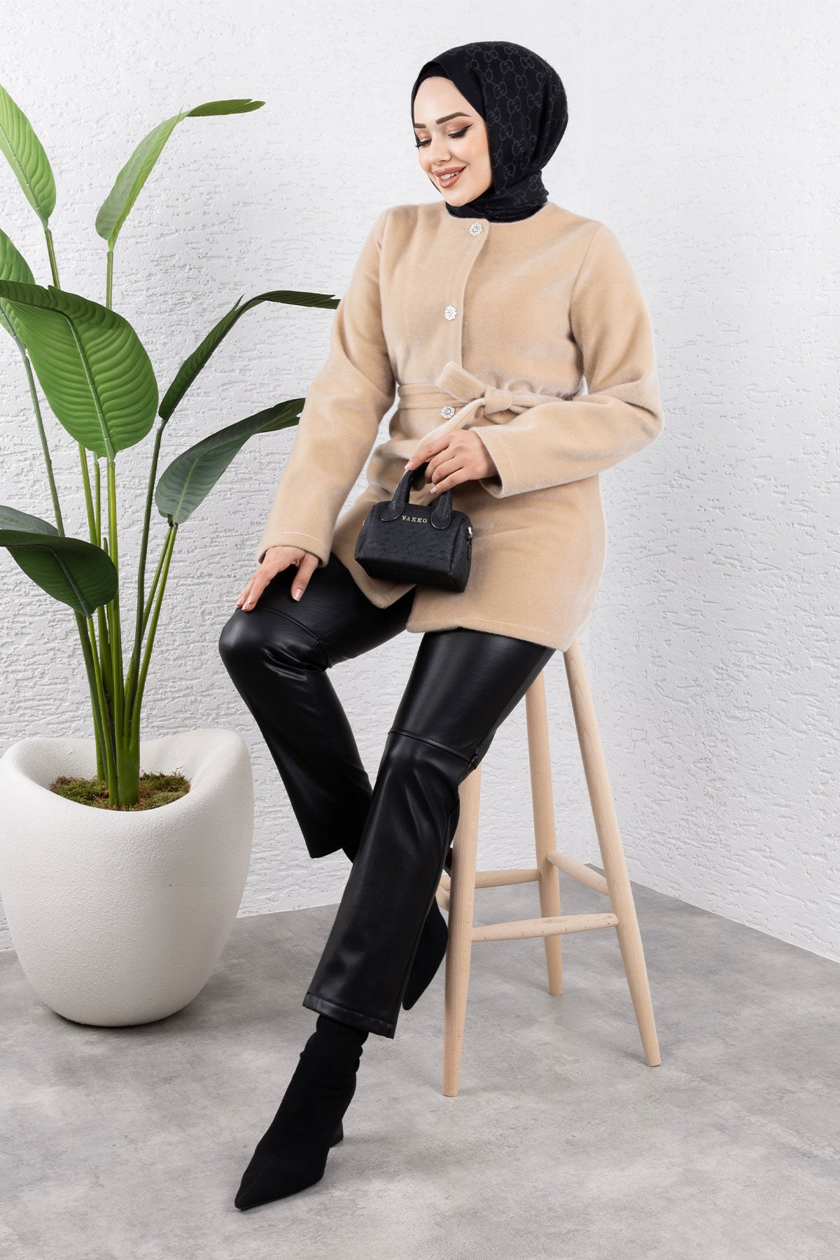Flauschige Jacke mit Knöpfen / Beige