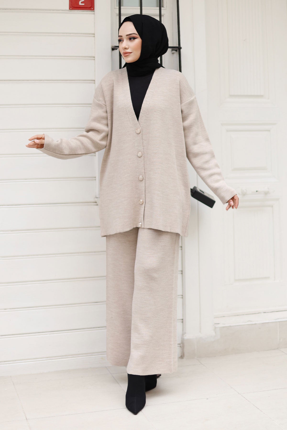 Strick-Cardigan-Anzug mit Steinknöpfen / Beige
