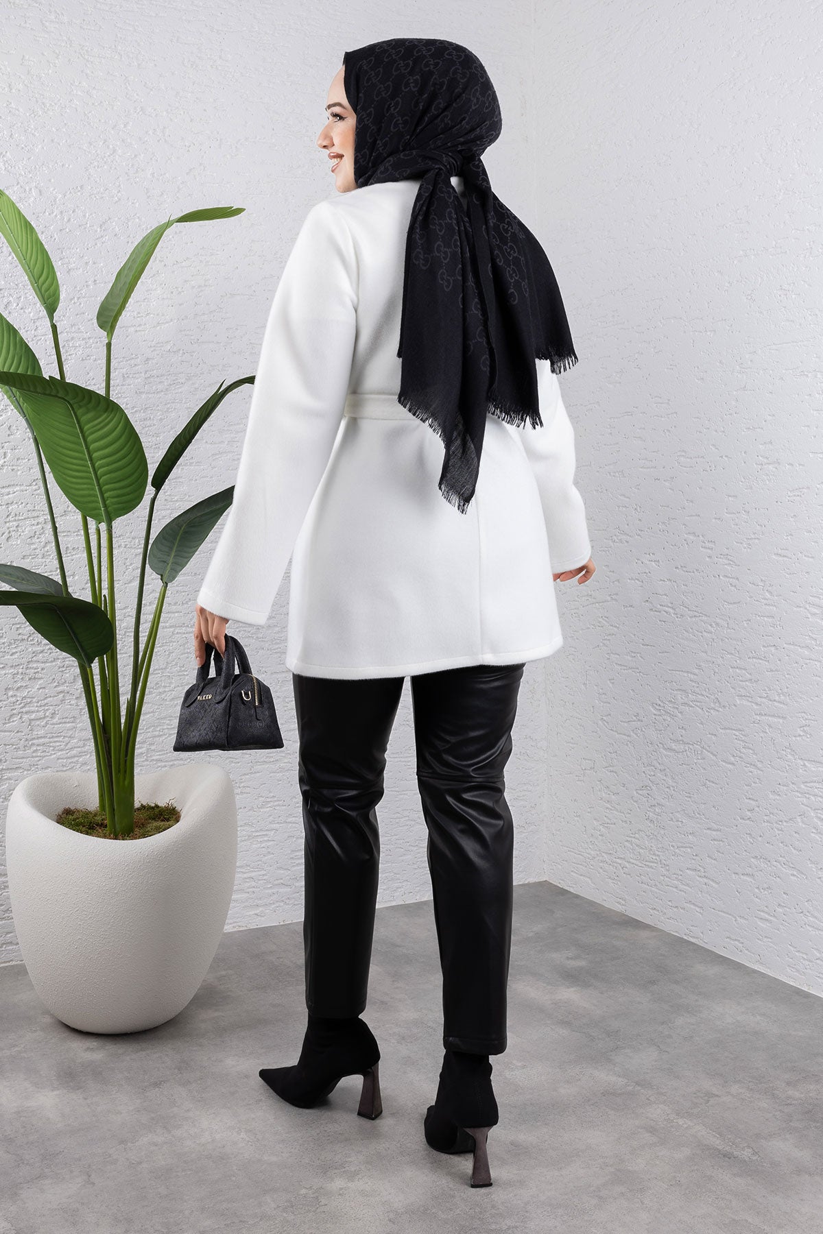 Flauschige Jacke mit Knöpfen / Weiß