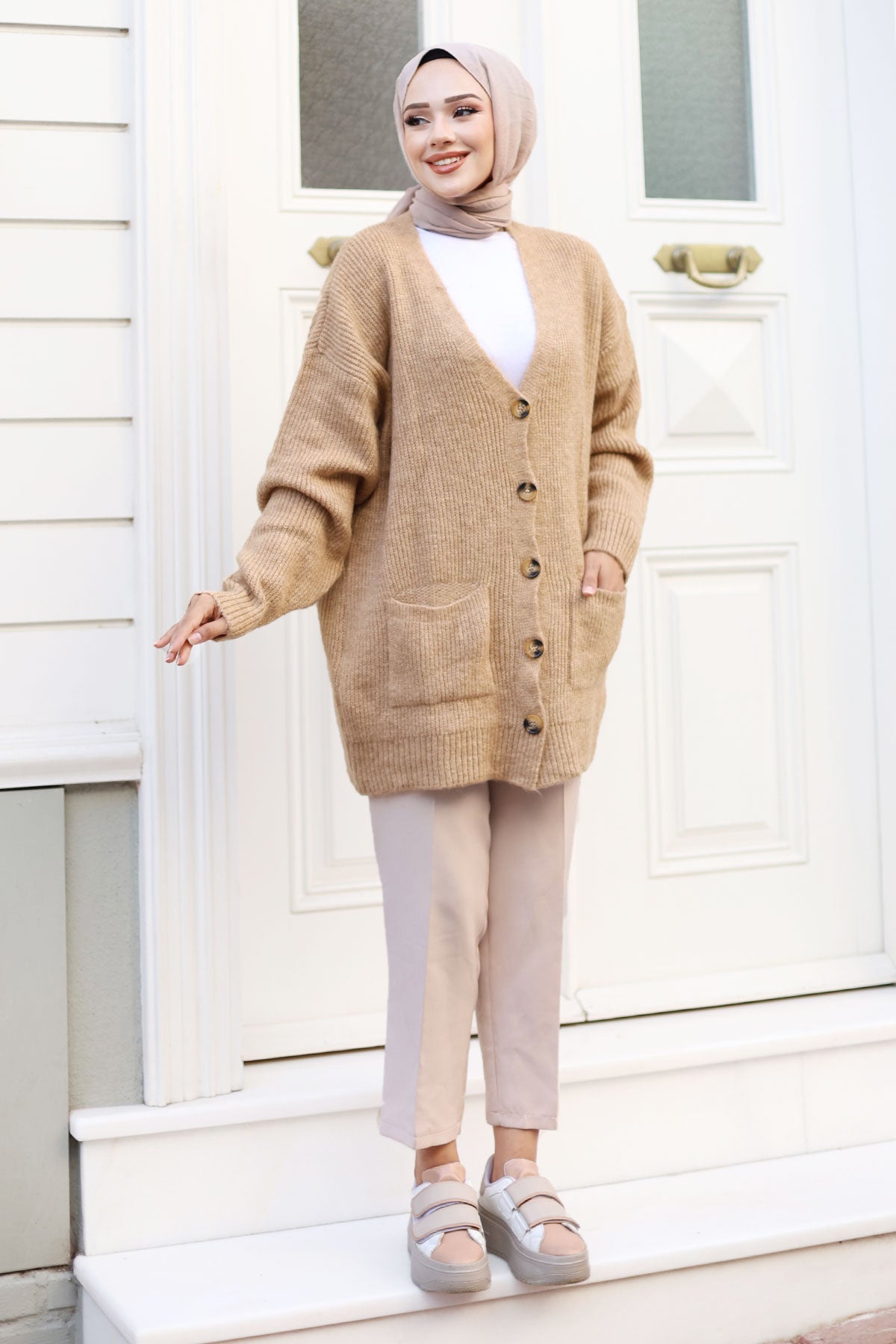 Strickjacke mit Knöpfen und Taschen / Camel