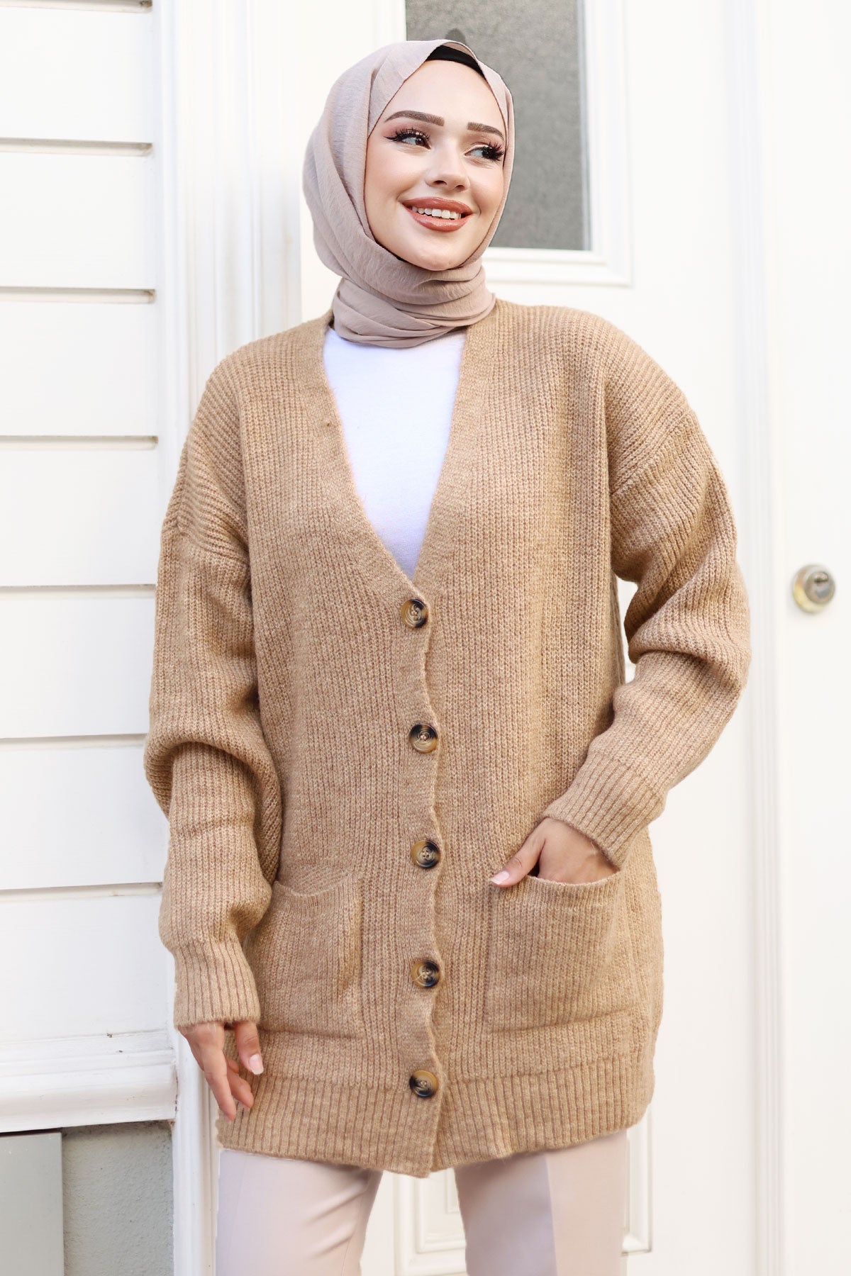 Strickjacke mit Knöpfen und Taschen / Camel