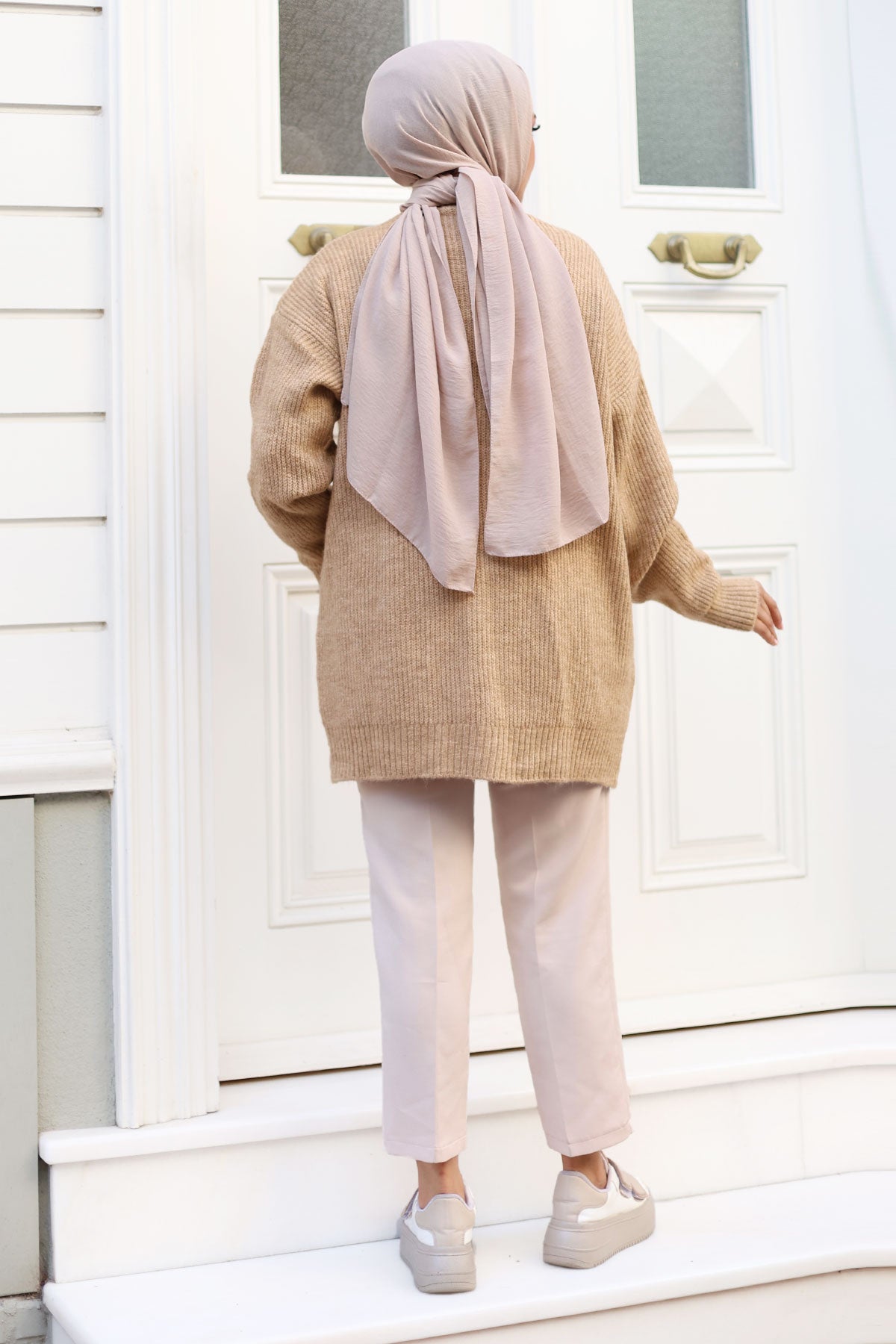 Strickjacke mit Knöpfen und Taschen / Camel