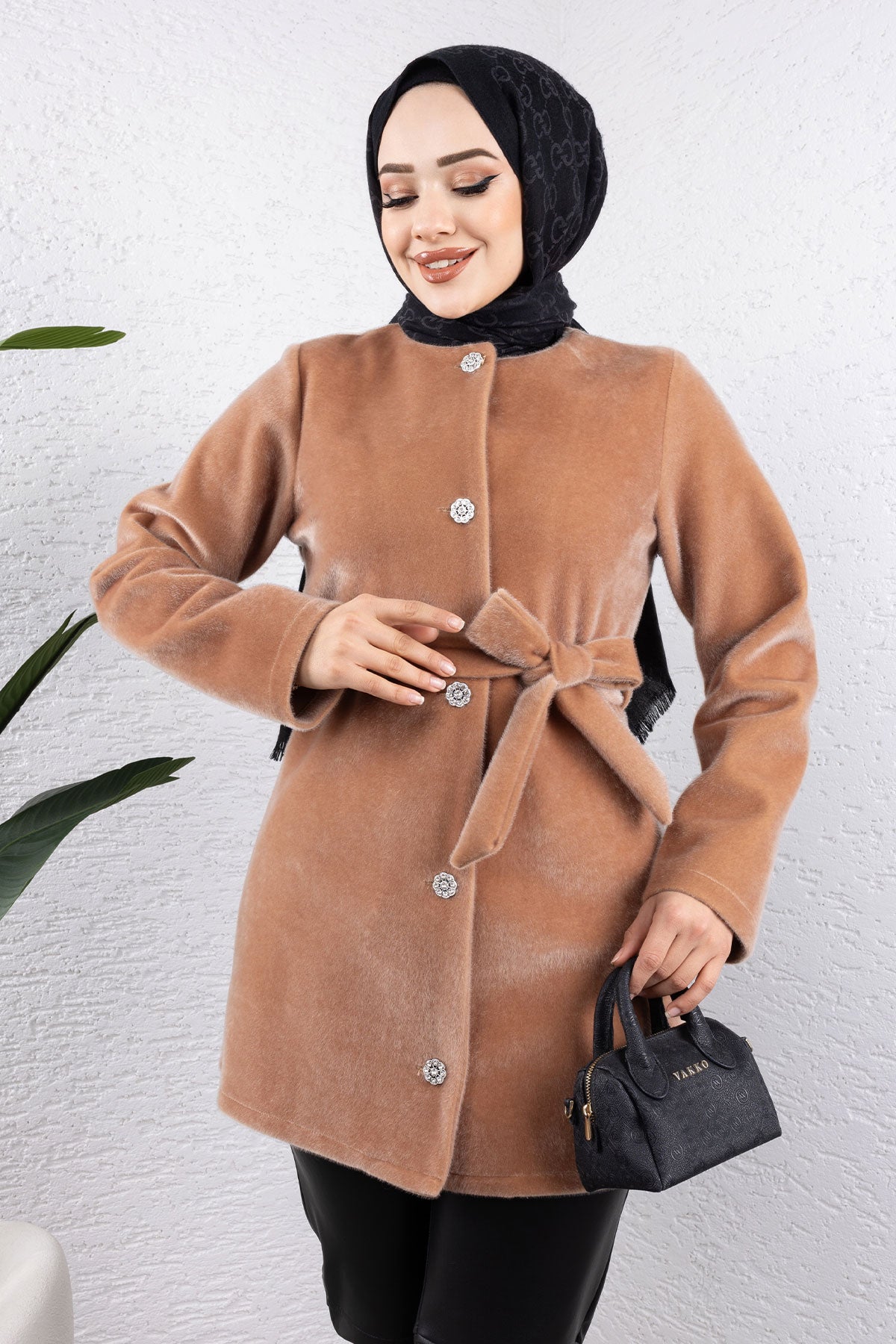 Flauschige Jacke mit Knöpfen / Camel