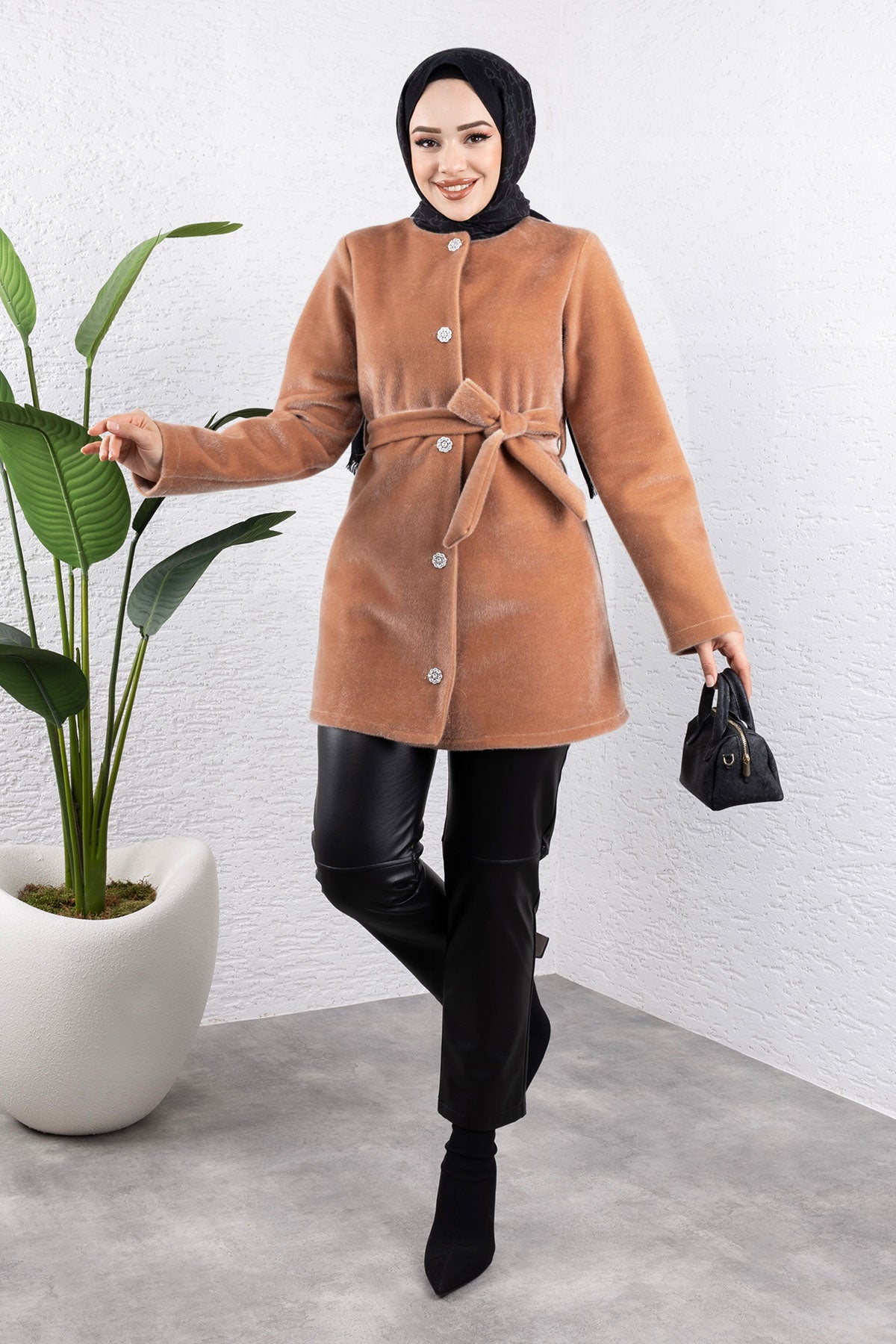 Flauschige Jacke mit Knöpfen / Camel
