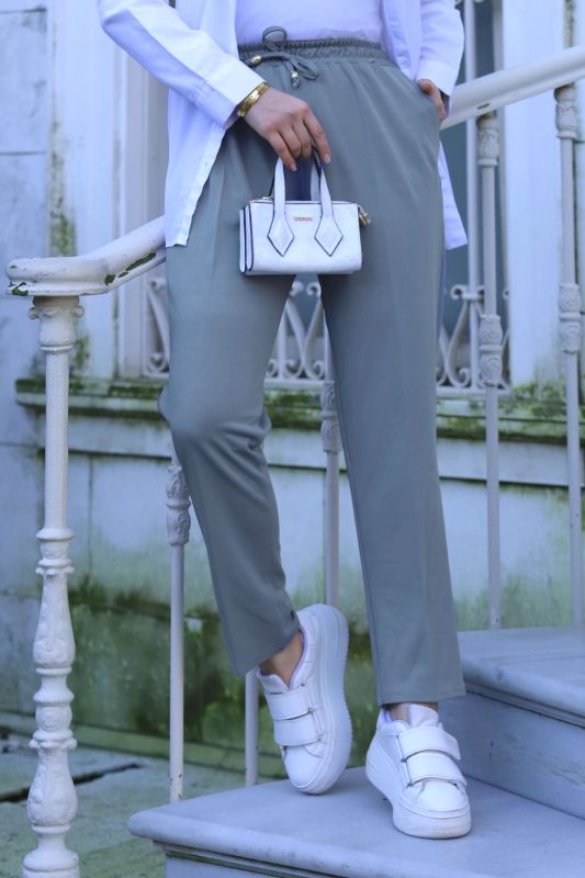 Bleistifthose mit Taschen und elastischer Taille / Grau