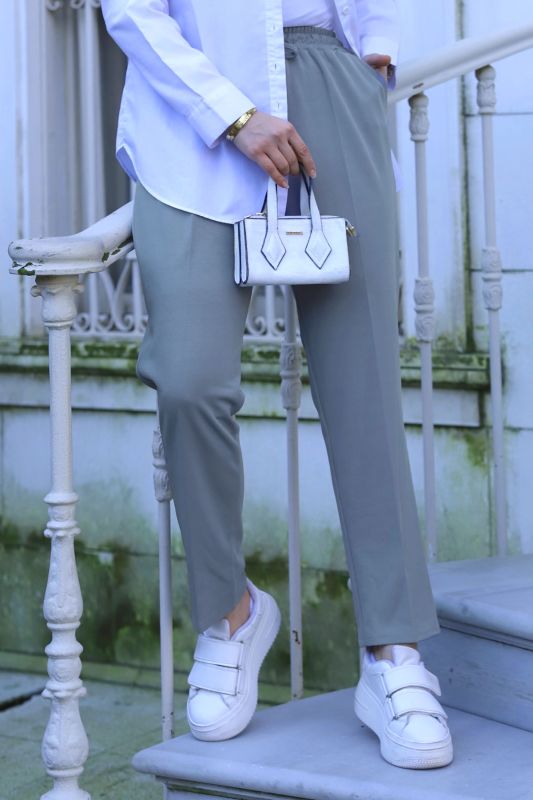 Bleistifthose mit Taschen und elastischer Taille / Grau