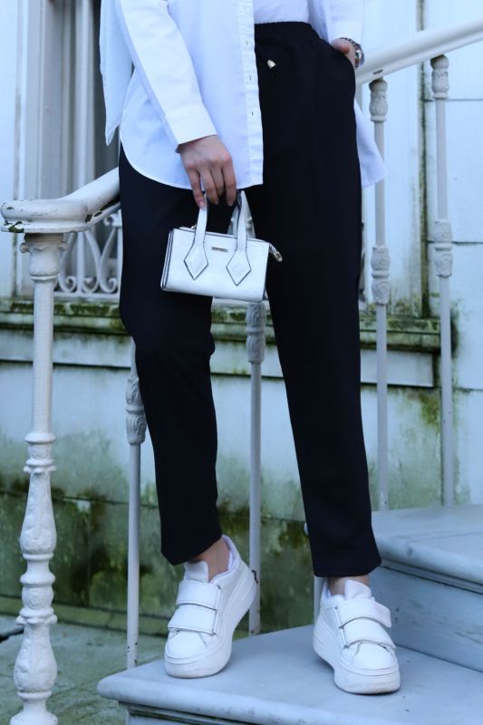 Bleistifthose mit Taschen und elastischer Taille / Schwarz