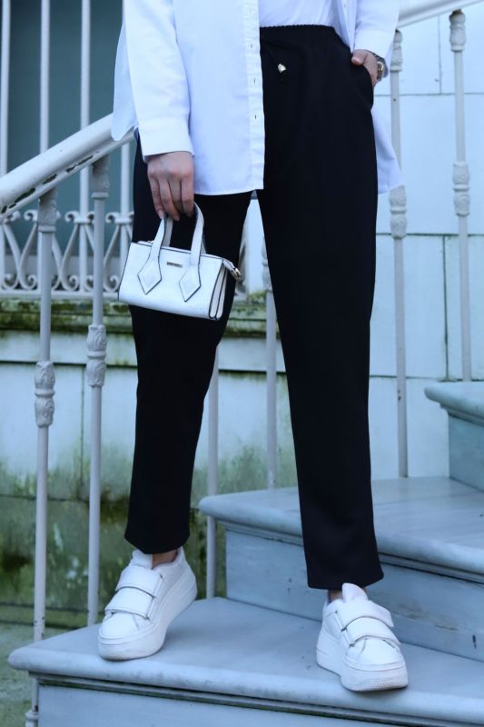 Bleistifthose mit Taschen und elastischer Taille / Schwarz