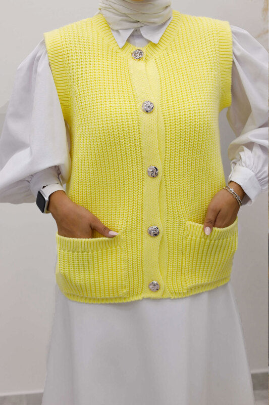 Strickweste mit Taschen und Knöpfen / Gelb