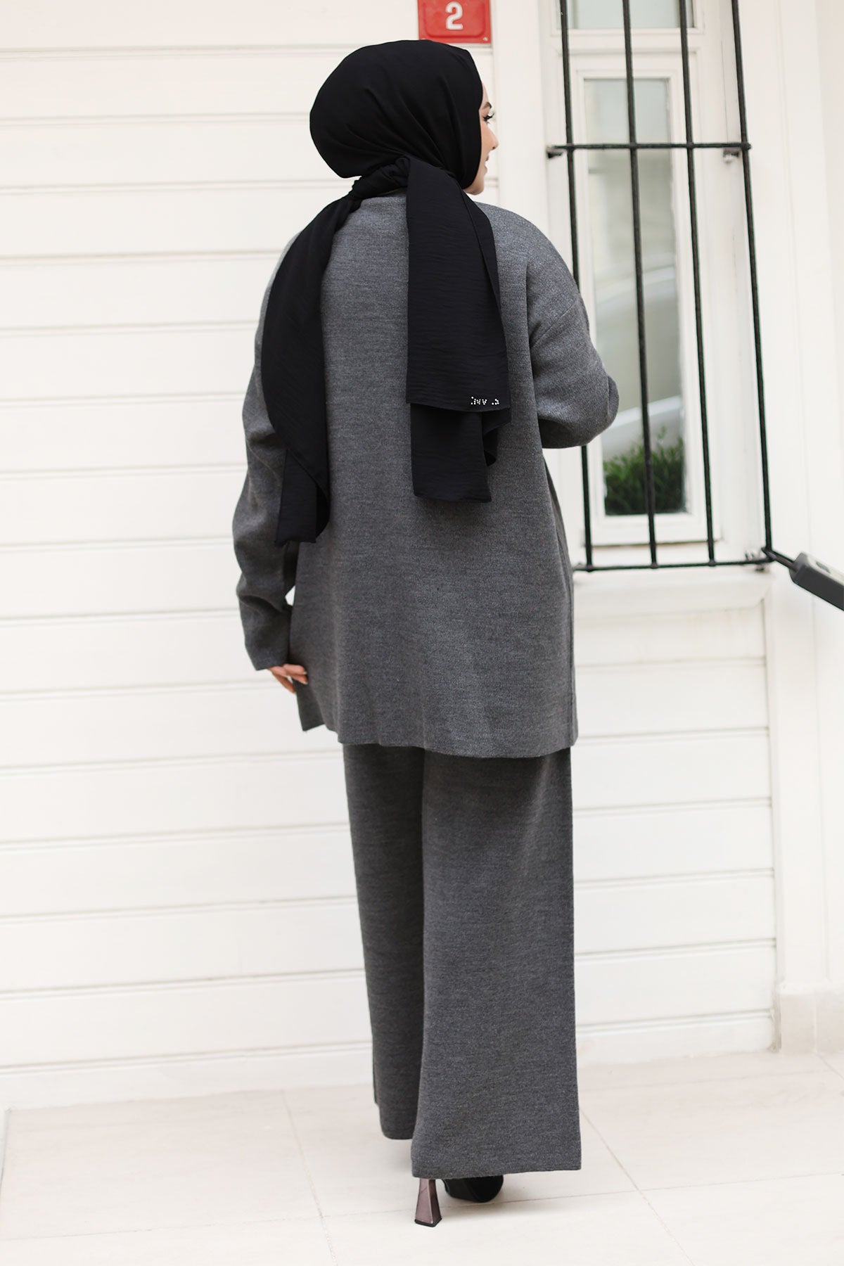 Strick-Cardigan-Anzug mit Steinknöpfen / Anthrazit