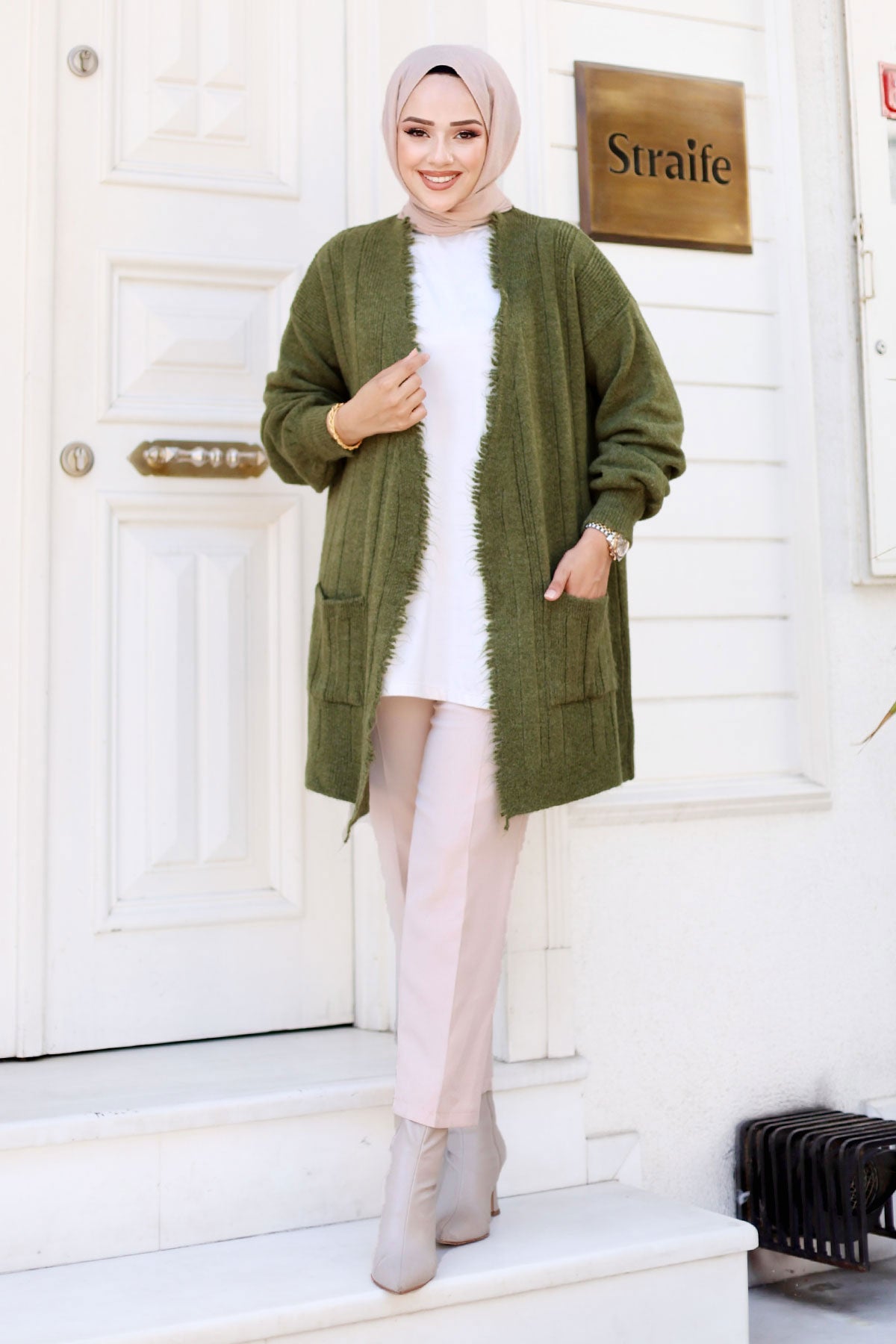 Strickjacke mit Quasten und Taschen / Khaki
