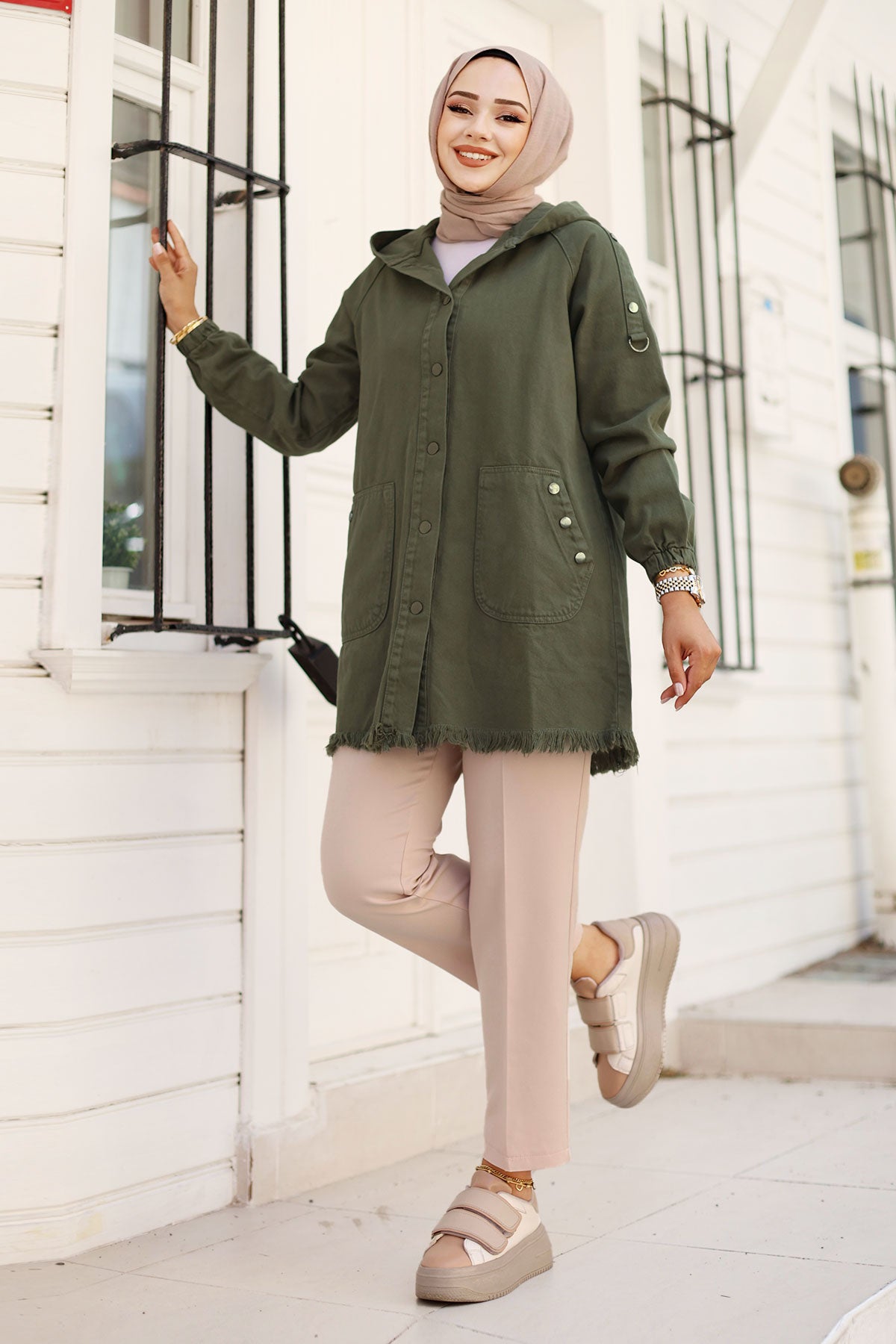 Jeansjacke kurz mit Knöpfe und Kapuze / Khaki