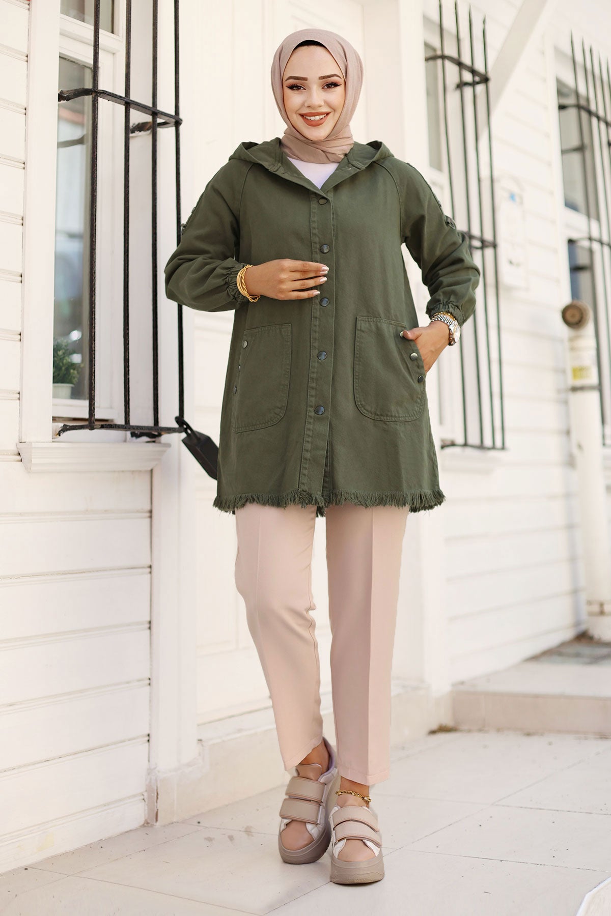 Jeansjacke kurz mit Knöpfe und Kapuze / Khaki