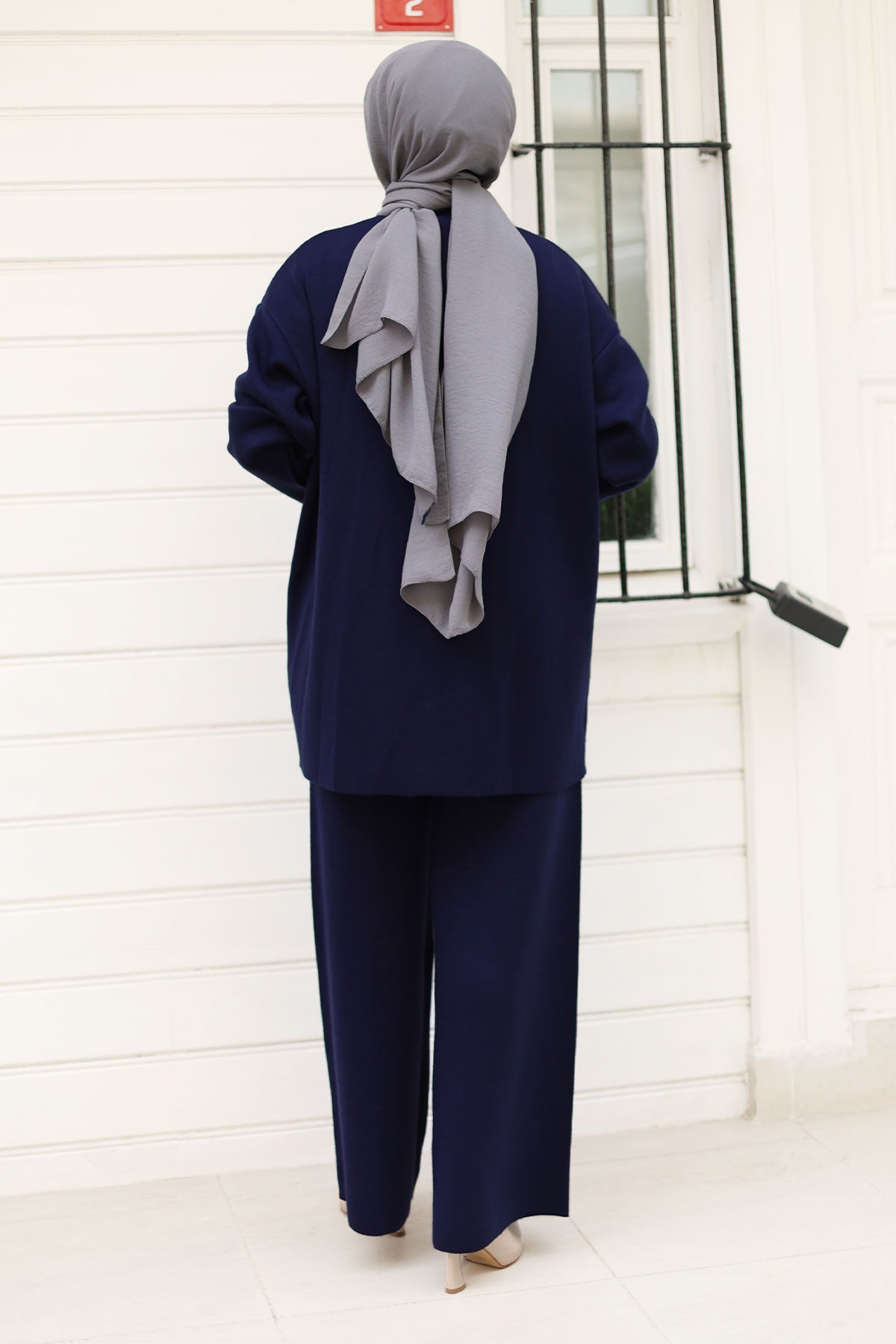 Strick-Cardigan-Anzug mit Steinknöpfen / Navy Blau