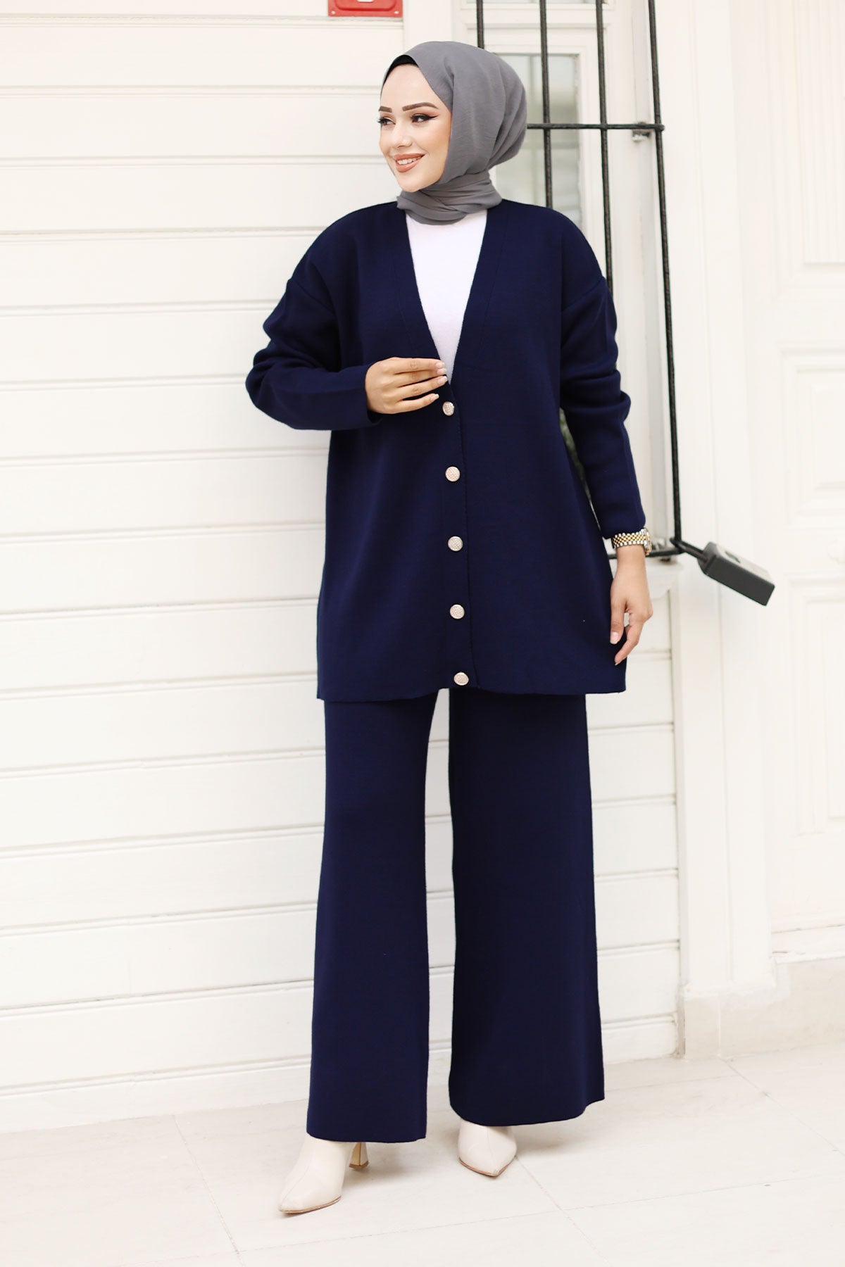 Strick-Cardigan-Anzug mit Steinknöpfen / Navy Blau
