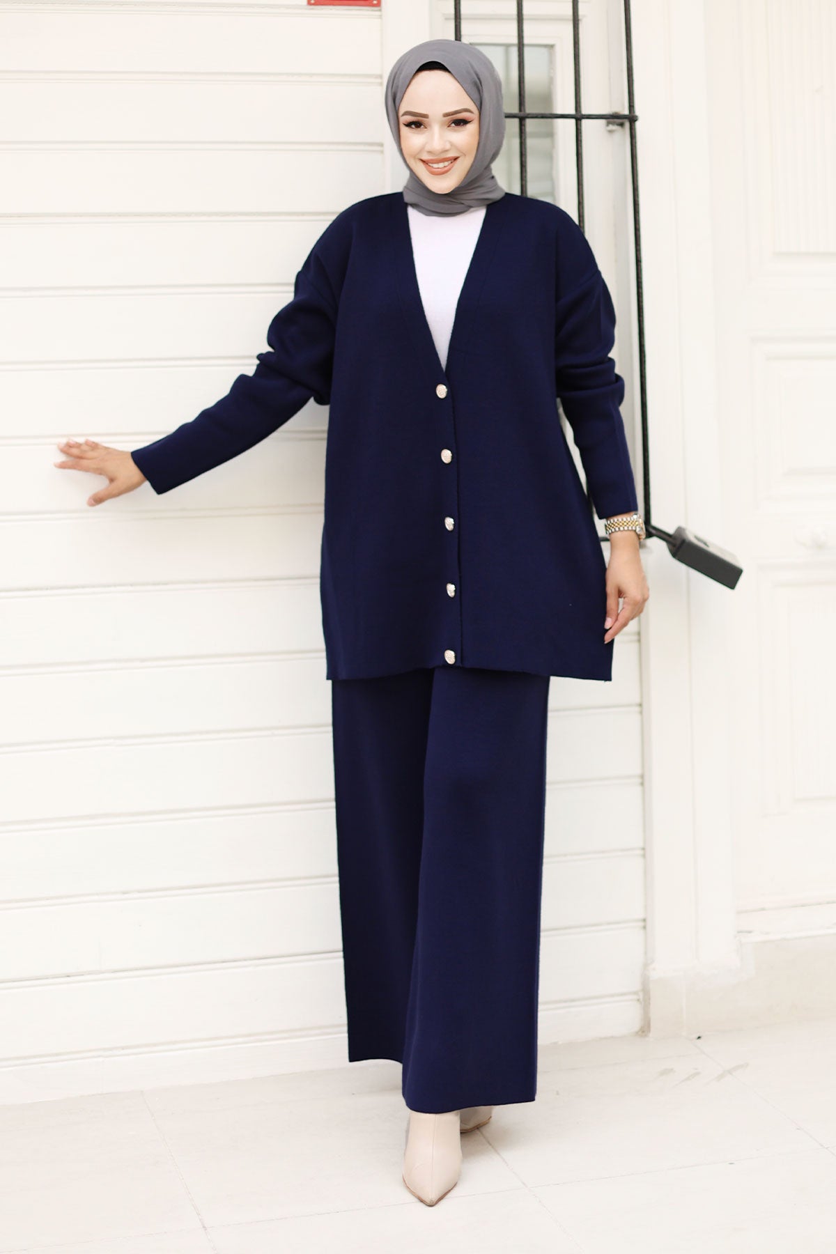 Strick-Cardigan-Anzug mit Steinknöpfen / Navy Blau