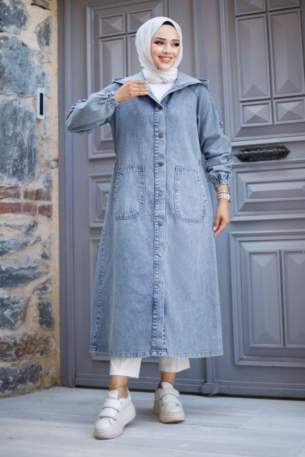 Jeansjacke lang mit Knöpfen und Kapuze / Jeans