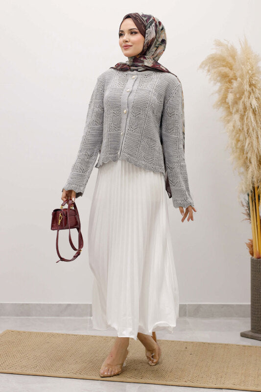 Strickjacke kurz mit Strickmuster und Knöpfen / Grau