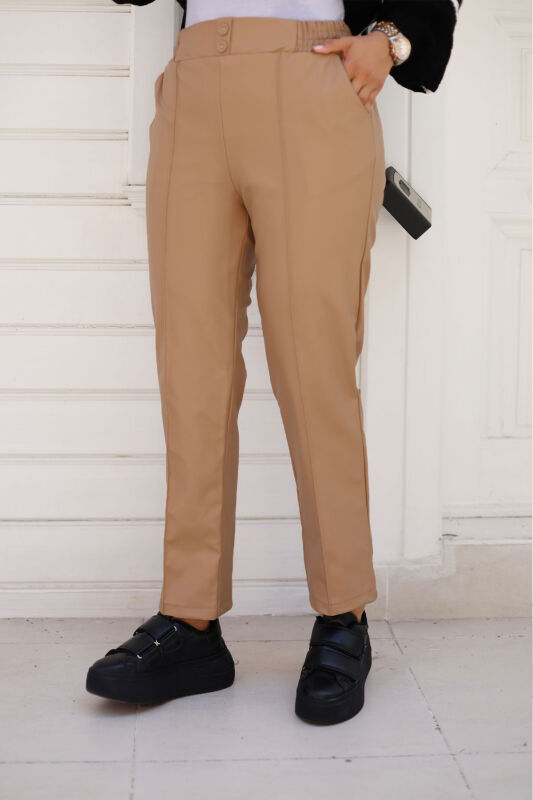 Bundfaltenlederhose mit Knöpfen und Taschen / Camel