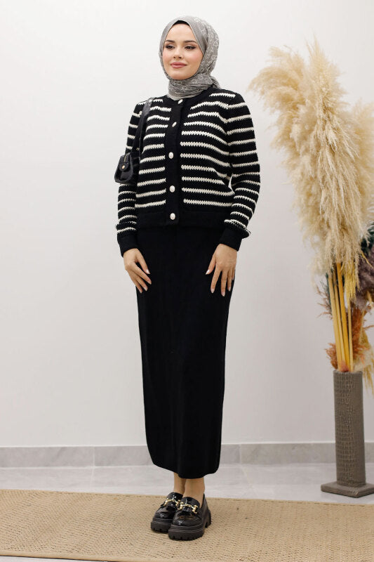 Strickjacke gestreift mit Knöpfen / Schwarz